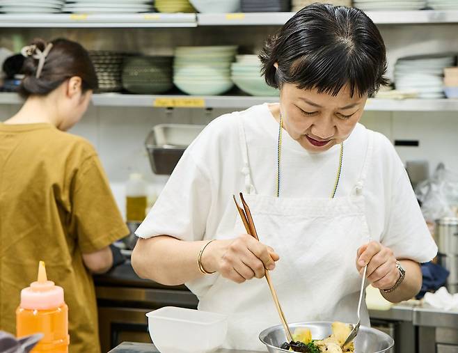 우정욱 셰프는 감칠맛을 내기 위해 다양한 방법을 활용하는데, 한식의 감칠맛을 보강할 때 설탕을 활용한다. 사진 브.레드(스튜디오 일오 이과용)