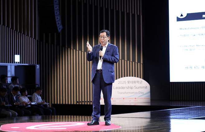 이영준 롯데화학군 총괄대표가 지난해 7월 ‘2025 Leadership Summit’에서 관점의 혁신 선도를 강조하고 있다. 롯데케미칼 제공