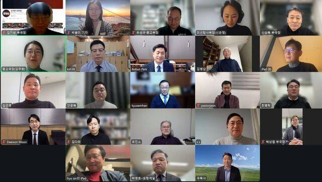 국민일보자문위원회가 15일 온라인 화상회의를 진행하고 있다. 맨 윗줄 왼쪽부터 오른쪽 방향으로 김지방 부국장, 박용미 기자, 우성규 신은정 부장, 신상목 부국장, 둘째줄 강주화 국장, 강신호 박노훈 김병삼 임병선 목사, 셋째줄 김근영 안광복 한규삼 전창희 최병락 목사, 넷째줄 문대원 김다위 유진소 이상학 목사, 박상원 부국장, 다섯째줄 이웅천 박영호 국명호 목사의 모습.