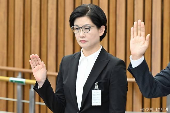 조주연 홈플러스 사장이 18일 오전 서울 여의도 국회에서 열린 정무위원회 '홈플러스·MBK 파트너스 및 삼부토건'에 대한 긴급 현안질의에 증인으로 출석해 선서를 하고 있다.(공동취재) 2025.3.18/뉴스1 Copyright (C) 뉴스1. All rights reserved. 무단 전재 및 재배포, AI학습 이용 금지. /사진=(서울=뉴스1) 이재명 기자