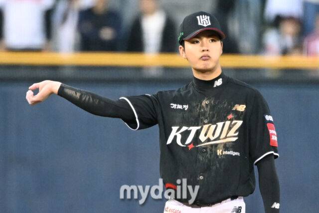 17일 서울 잠실야구장에서 열린 '2025 신한 SOL BANK KBO리그' KT 위즈와 LG 트윈스 더블헤더 1차전 경기. KT 박민석이 8회 수비에 들어선 뒤 손목을 풀고 있다./마이데일리