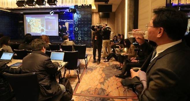 이세돌 9단의 스승인 권갑용 8단(사진 오른쪽)이 지난 2016년 3월 12일 오전 서울 종로구 포시즌스 호텔에서 열린 '구글 딥마인드 챌린지 매치'에서 이세돌 9단과 구글 인공지능(AI) 바둑 프로그램 '알파고'의 5번기 제3국 맞대결을 화면으로 지켜보던 중 물을 마시고 있다. 연합뉴스