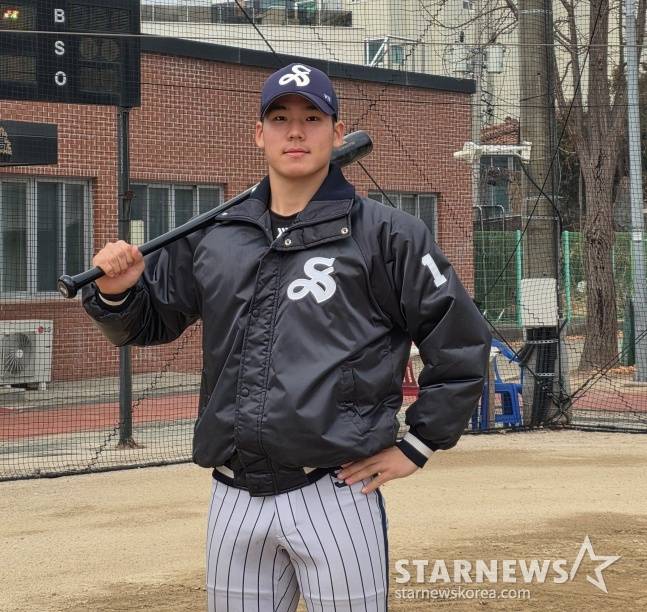 서울고 김지우가 15일 서울고 야구부 운동장에서 스타뉴스와 만나 인터뷰를 하고 있다. /사진=김동윤 기자