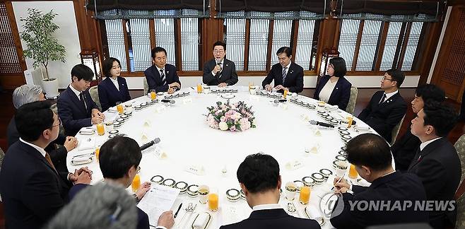 이재명 대통령, 정당 지도부 초청 오찬 발언 (서울=연합뉴스) 김도훈 기자 = 이재명 대통령이 16일 청와대 상춘재에서 열린 정당 지도부 초청 오찬에서 발언하고 있다.
이날 행사에 국민의힘 지도부는 불참했다. 2026.1.16 superdoo82@yna.co.kr