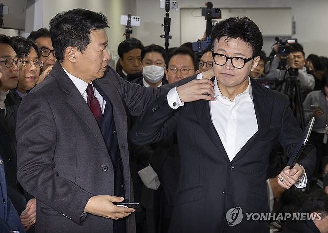 제명 관련 기자회견 입장하는 한동훈 (서울=연합뉴스) 황광모 기자 = 국민의힘 한동훈 전 대표가 14일 당 윤리위원회가 본인을 제명 결정한 것과 관련한 기자회견을 하기 위해 국회 소통관 기자회견장에 입장하고 있다. 2026.1.14 hkmpooh@yna.co.kr