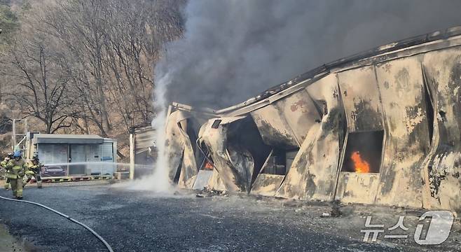 충남 금산 배터리 부품용 섬유공장 화재 현장 모습.(금산소방 제공. 재판매 및 DB금지)/뉴스1