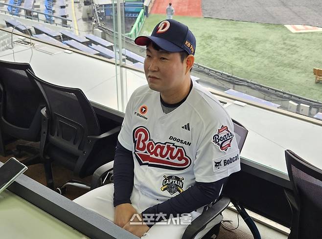 두산 양의지가 15일 서울 잠실구장에서 열린 창단기념식 후 취재진 인터뷰에 응하고 있다. 잠실 | 강윤식 기자 skywalker@sportsseoul.com