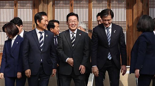 이재명 대통령이 16일 청와대 상춘재에서 열린 정당 지도부 초청 오찬에서 참석자들과 기념촬영을 마친 뒤 이석하고 있다. 앞줄 왼쪽부터 진보당 김재연 대표, 더불어민주당 정청래 대표,이재명 대통령, 조국혁신당 조국 대표, 기본소득당 용혜인 대표. ⓒ연합뉴스