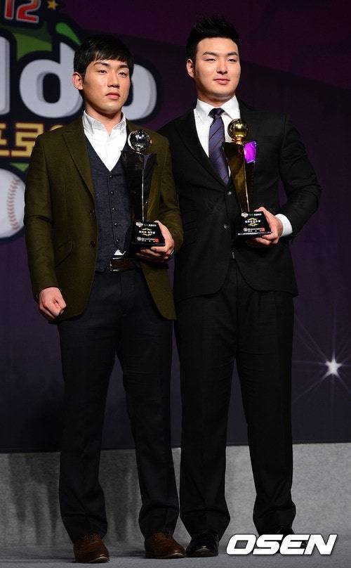 2012시즌을 마친 뒤 각각 신인상과 MVP를 수상한 서건창(왼쪽)과 박병호의 모습.