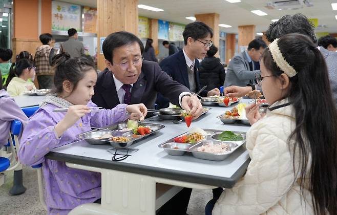 아이들과 식사하고 있는 김문근 단양군수