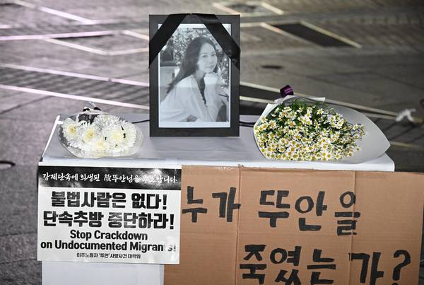 마창거제산재추방운동연합이 지난 14일 개최한 '이주노동자 죽음 없는 세상' 문화제 현장에 법무부 단속 과정에서 숨진 뚜안 씨 영정 사진이 놓여 있다. /김구연 기자