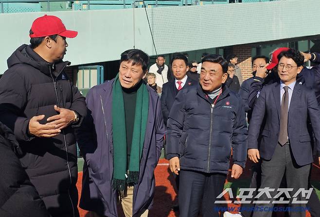 13일 울산 트라이아웃. 장원진 감독, 허구연 총재, 김두겸 시장, 김동진 단장(왼쪽부터). 울산=스포츠조선 정현석 기자 hschung@sportschosun.com