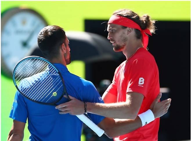 지난해 호주오픈 4강전 때의 노박 조코비치와 알렉산더 츠베레프. 부상으로 1세트 뒤 기권한 조코비치다. 사진 호주오픈