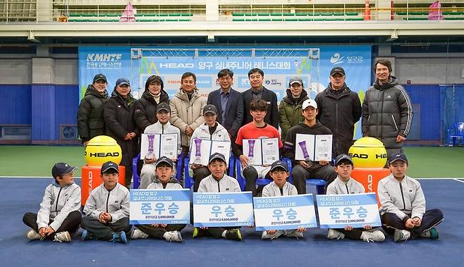 시상식 후 관계자들과 함께.