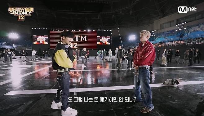 15일 첫 방송된 엠넷 ‘쇼미더머니12’에서 가수 크러쉬(오른쪽)가 참가자 김하온의 무반주 랩을 심사하는 장면. 엠넷 유튜브 캡처