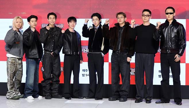 15일 오전 서울 강남구 엘리에나 호텔에서 열린 Mnet ‘쇼미더머니 12’ 제작발표회에서 프로듀서로 참여하는 릴 모스핏(왼쪽부터) 박재범, 로꼬, 그레이, 지코, 크러시, 허키 시바세키, 제이통이 포즈를 취하고 있다. 2026.01.15 서울=뉴시스