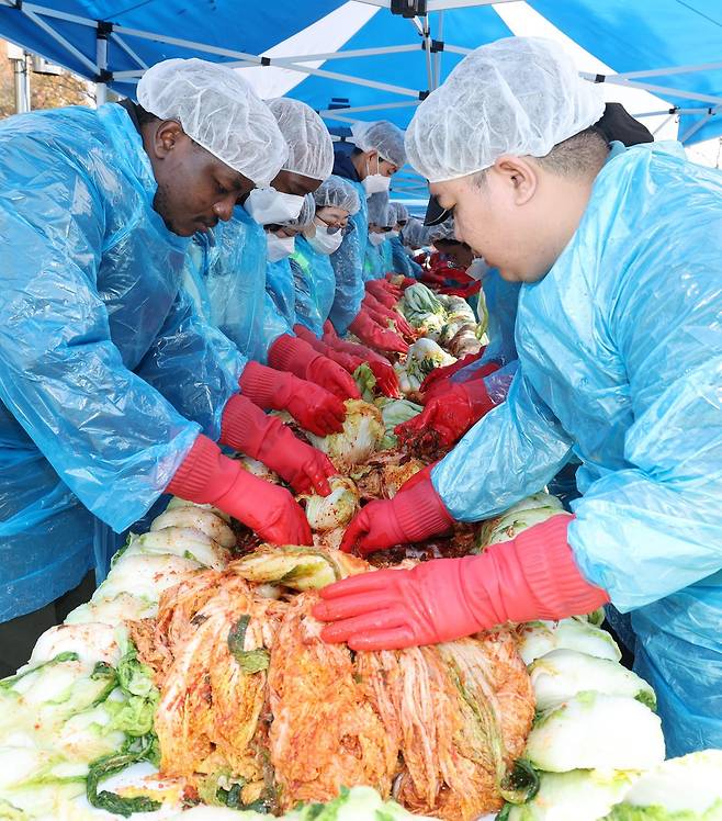 대전에서 열린 김장 행사에 지역 대학교 한국어학당 유학생들이 참가해 김치 속을 채우고 있다. 대전=뉴스1