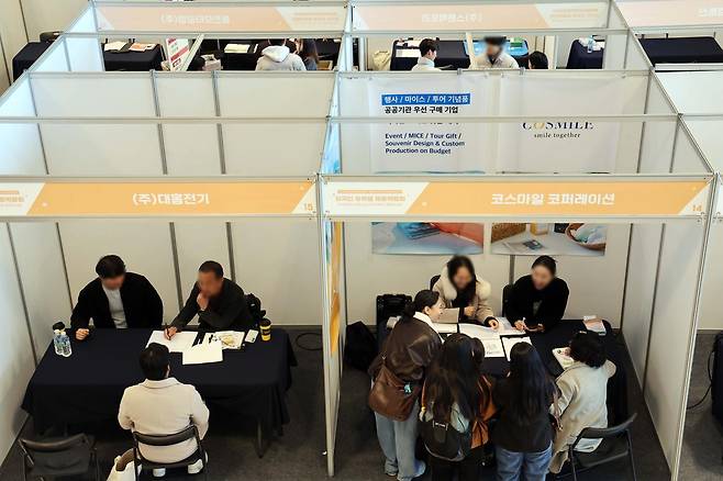 부산에서 열린 외국인 채용 박람회에서 외국인 유학생들이 취업상담을 받고 있다. 부산=뉴시스