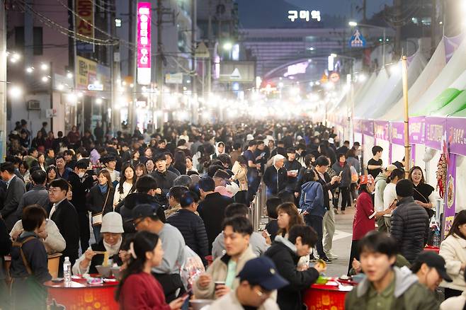 지난해 경북 구미시 원평동 일대에서 열린 ‘구미 라면축제’에서 시민과 관광객들이 라면을 즐기며 축제 현장을 가득 메우고 있다. 경북도 제공