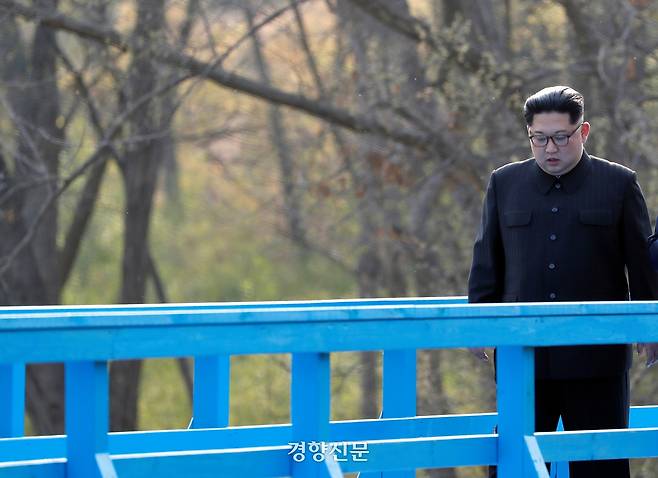 2018년 4월27일 김정은 국무위원장이 공동 식수를 마친 후 군사분계선 표식물이 있는 ‘도보다리’까지 산책을 하며 담소를 나누고 있다. 2018.9.19 /평양사진공동취재단·서성일기자