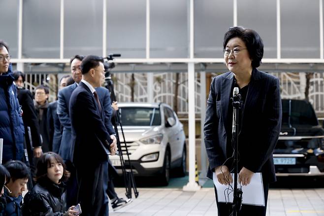 이혜훈 초대 기획예산처 장관 내정자가 30일 서울 중구 예금보험공사에 마련된 인사청문회 준비 사무실로 출근하며 과거 내란 옹호와 관련해 사과문을 읽고 취재진 질문에 답하고 있다. 이날 이 내정자는 출근길 약식 기자회견을 통해 과거 내란 옹호와 관련해 \