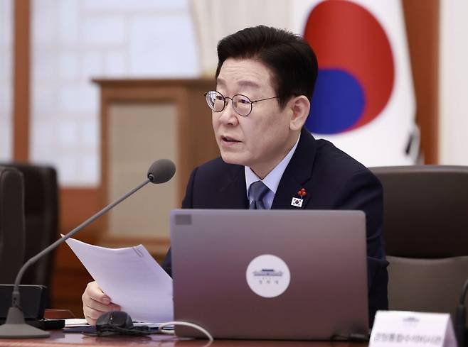이재명 대통령이 지난 15일 청와대에서 열린 수석보좌관회의에서 발언하고 있다.청와대통신사진기자단