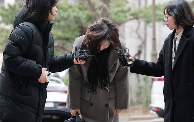 '공천 헌금' 의혹을 받는 김경 서울시의원이 18일 오전 서울 마포구 서울경찰청 광역수사단 공공범죄수사대에서 피의자 신분으로 경찰 조사를 받기 위해 출석하며 고개 숙여 인사하고 있다./사진=뉴스1.