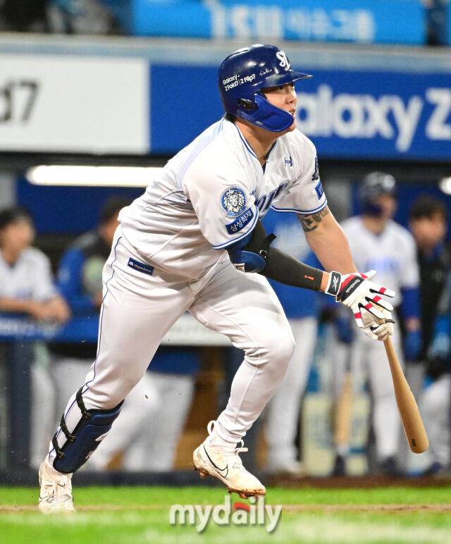 2025년 10월 13일 오후 대구 삼성라이온즈파크에서 열린 '2025 신한 SOL Bank KBO 포스트시즌' SSG 랜더스와 삼성 라이온즈의 준플레이오프 3차전 경기. 삼성 류지혁이 3회말 1사 1루서 안타를 치고 있다./마이데일리