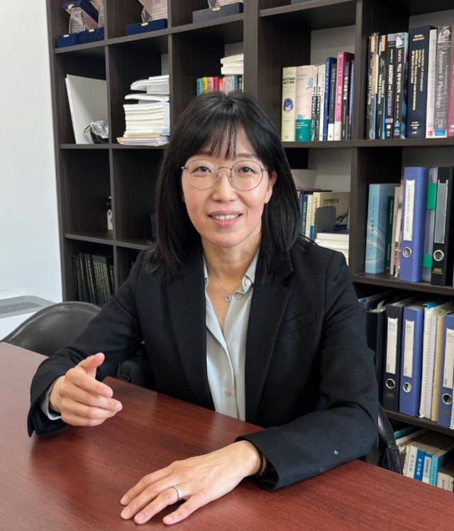 박수경 KAIST 교수가 서울경제신문과의 인터뷰에서 “이재명 정부 들어 과기부총리 격상에 맞춰 대학과 출연연, 기업의 유기적 공조를 통해 시너지 효과를 내야 한다”고 강조하고 있다. 사진 제공=KAIST