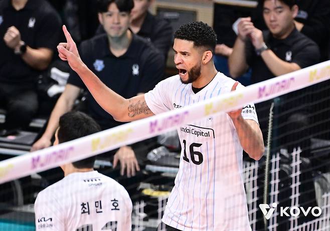현대캐피탈 레오가 18일 장충체육관에서 열린 우리카드와 경기에서 득점 후 기뻐하고 있다. KOVO 제공