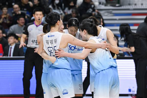 지난 18일 BNK썸과의 원정 경기에서 승리하며 연패를 끊은 인천 신한은행 에스버드. 2026.1.18 /WKBL 제공