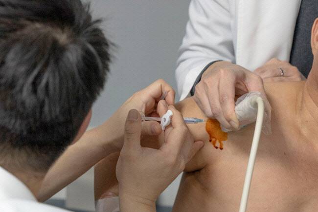 연세사랑병원 김철 원장이 초음파유도하 주사치료를 시행하고 있다.