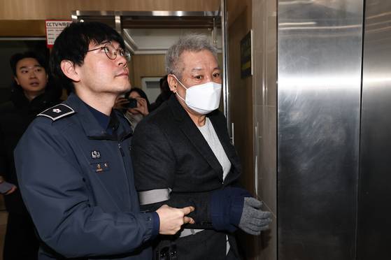 건진법사 전성배씨가 19일 서울 서초구 안권섭 상설특별검사 사무실에 참고인 신분으로 출석하고 있다. 〈사진=연합뉴스〉