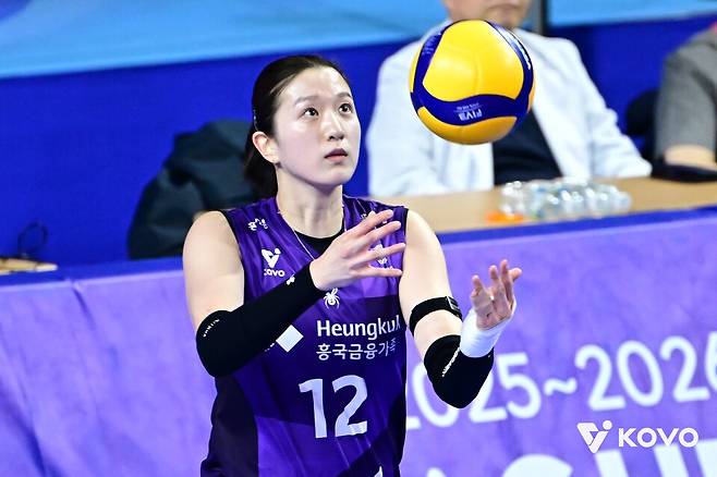 흥국생명 이다현이 18일 화성종합실내체육관에서 열린 IBK기업은행과의 진에어 2025-2026 V-리그 4라운드 경기에서 서브를 준비하고 있다. /사진=KOVO