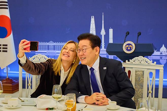 이재명 대통령과 조르자 멜로니 이탈리아 총리가 19일 청와대에서 열린 공식 오찬에서 스마트폰으로 기념촬영을 하고 있다. 이 대통령은 이날 오찬 중 멜로니 총리께 삼성 갤럭시 Z플립7 스마트폰을 선물했다. (청와대 제공. 재판매 및 DB 금지)