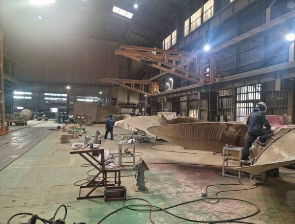 신라금속 직원들이 9일 부산 송정동 본사 공장에서 선박용 프로펠러 연마작업을 하고 있다. / 박진우 기자