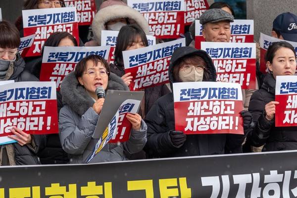 ▲전북여성폭력상담소시설협의회, 전북여성단체연합, 전북민주언론시민연합 등 12개 전북 시민사회단체는 19일 오전 전북도의회 앞에서 기자회견을 열고 과거 성추행 사건 가해자로 지목됐던 A기자의 협회장직 사퇴와 협회의 전면 쇄신을 촉구했다.사진 출처=전북평화와인권연대.