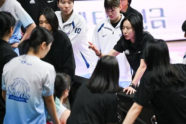 올 시즌부터 신한은행을 이끌고 있는 최윤아 감독. 사진=WKBL 제공