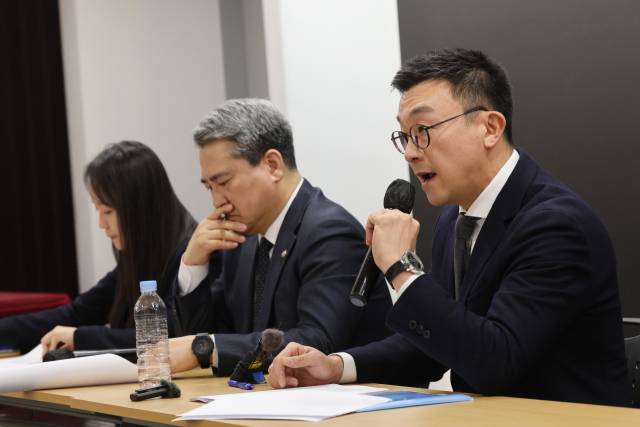 윤석열 전 대통령이 체포방해 사건 1심에서 징역 5년을 선고받은 것과 관련해 윤 전 대통령 변호인단인 유정화(왼쪽부터)·송진호·최지우 변호사가 19일 서울 서초구 라이프비즈니스센터에서 기자회견을 하고 있다. 연합뉴스