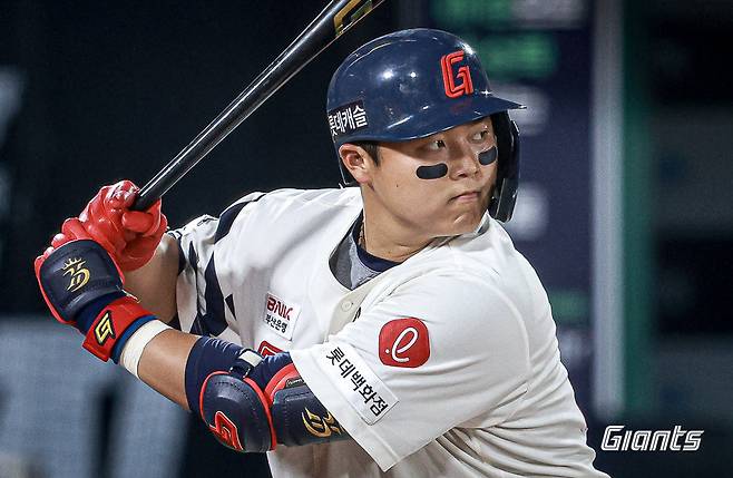 롯데 한동희가 ‘뜨거운 겨울’을 보내고 있다. 지난해 대만 교육리그부터 25일 스프링캠프 출국까지 숨 고를 틈이 없다. 사진제공|롯데 자이언츠