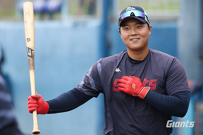 롯데 한동희가 2024년 2월 괌에서 열린 스프링캠프 도중 타격 훈련을 소화하고 있다. 사진제공|롯데 자이언츠