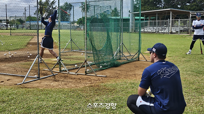 WBC 대표팀 안현민(오른쪽)이 김도영의 타격훈련을 지켜보며 차례를 기다리고 있다. 사이판 | 심진용 기자