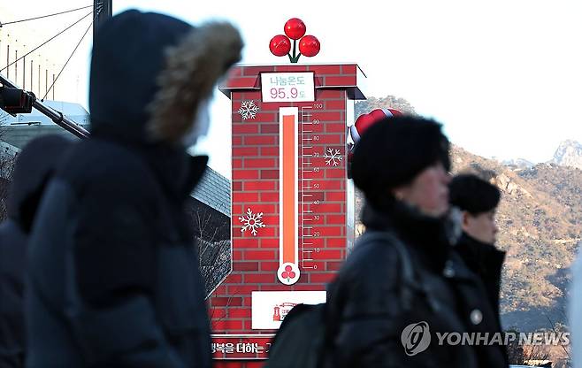 날씨는 추위, 나눔온도는 따뜻 (서울=연합뉴스) 김인철 기자 = 매서운 강추위가 다시 찾아온 8일 서울 종로구 광화문 세종대로사거리에서 출근길 시민들이 발걸음을 옮기고 있다.
이날 사랑의 온도탑 나눔온도는 95.9도를 가리키고 있다. yatoya@yna.co.kr
