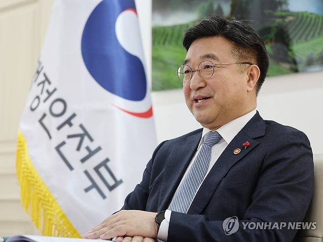 인터뷰하는 윤호중 행안장관 (서울=연합뉴스) 서명곤 기자 = 윤호중 행정안전부 장관이 지난 16일 서울 종로구 정부서울청사에서 연합뉴스와 인터뷰를 하고 있다. 2026.1.19 seephoto@yna.co.kr