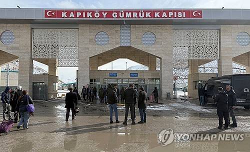 튀르키예-이란 국경 출입국사무소 (카피코이 검문소 <튀르키예> 로이터=연합뉴스) 2026년 1월 14일 튀르키예의 반 지역에 있는 카피코이 국경 출입국사무소 근처에사람들이 서 있다. (REUTERS/Ismet Mikailogullari) 2026.1.19.