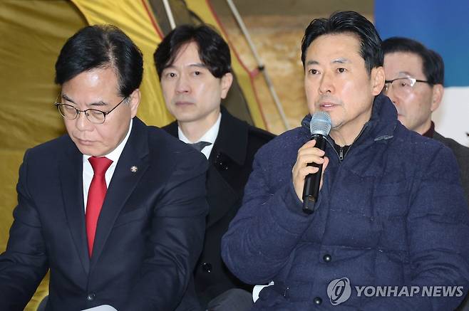 최고위 발언하는 장동혁 대표 (서울=연합뉴스) 이동해 기자 = 국민의힘 장동혁 대표가 19일 서울 여의도 국회 로텐더홀에서 열린 최고위원회의에서 발언하고 있다. 2026.1.19 eastsea@yna.co.kr