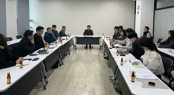 경남문화예술진흥원이 지난 19일 오후 3시 김해 경남콘텐츠기업지원센터에서 입주기업 간담회를 하고 있다. / 경남문예진흥원