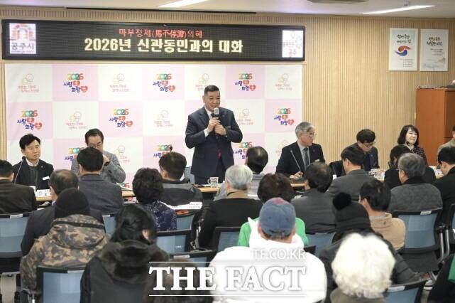 최원철 공주시장이 19일 신관동 행정복지센터 등에서 열린 읍면동 순회 방문 자리에서 인사말을 하고 있다. /공주시