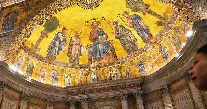 15일 성 바오로 대성당을 지나는 관광객들의 모습이 보인다. 로마/AP연합뉴스