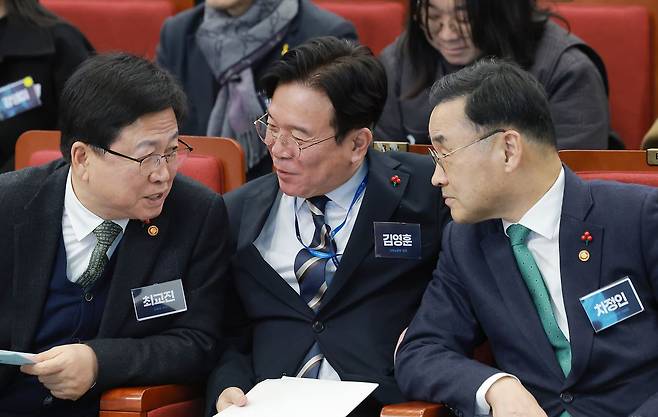 차정인 국가교육위원회 위원장(오른쪽)이 20일 국회도서관에서 더불어민주당 강득구 의원실과 출신학교채용차별방지법 국민운동이 연 '출신학교·학력 채용 차별 방지법 국민대회'에 참석해 최교진 교육부 장관(왼쪽), 김영훈 고용노동부 장관과 대화하고 있다. 연합뉴스